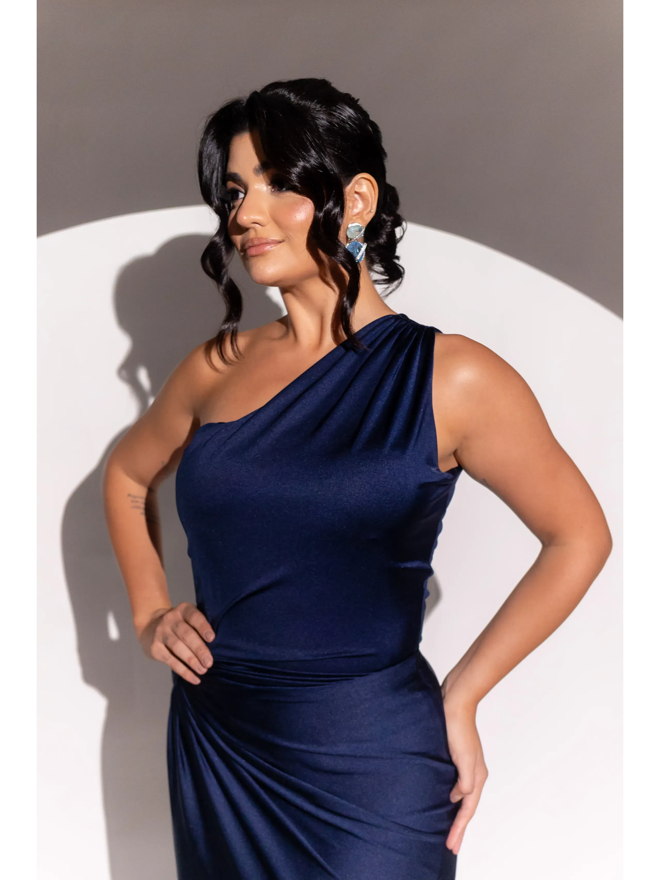 Longo Liso azul marinho uma alça só com nó na cintura easy fit RAJ46.2.webp