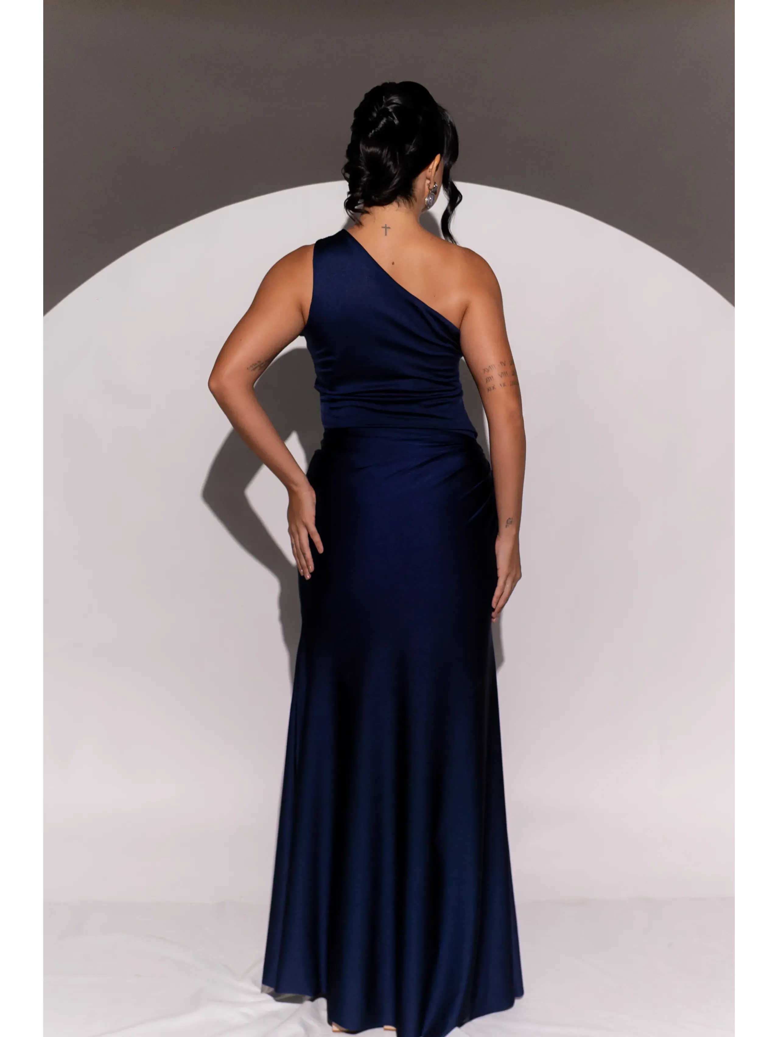 Longo Liso azul marinho uma alça só com nó na cintura easy fit RAJ46.3.webp
