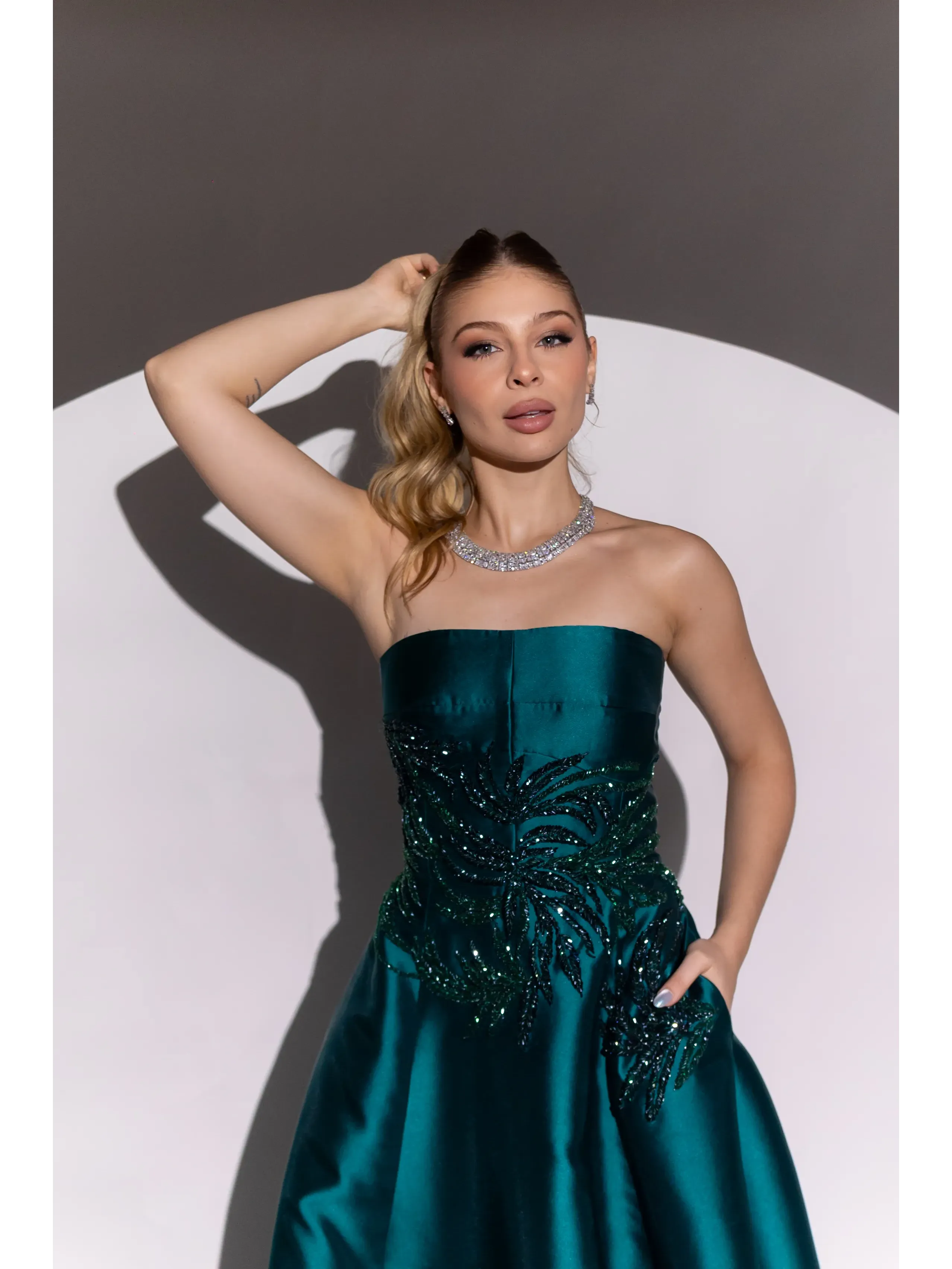 longo verde no tecido em zibeline modelo tomara que caia com busto bordado ASD991.2.webp