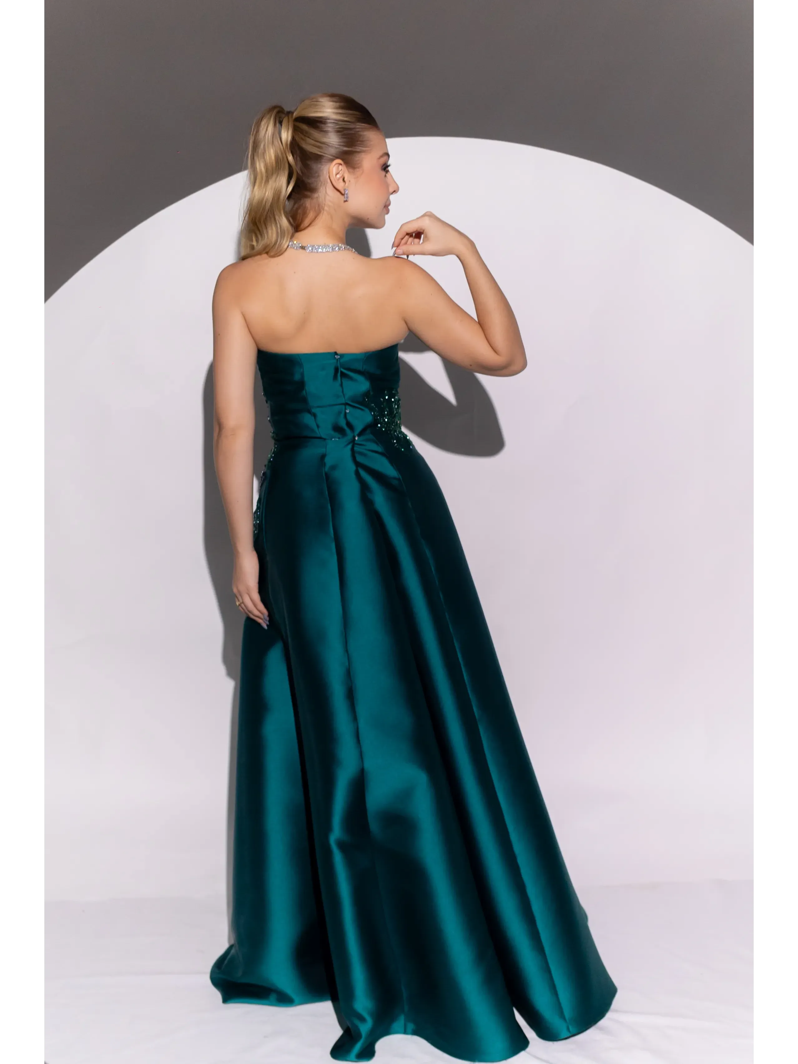 longo verde no tecido em zibeline modelo tomara que caia com busto bordado ASD991.3.webp