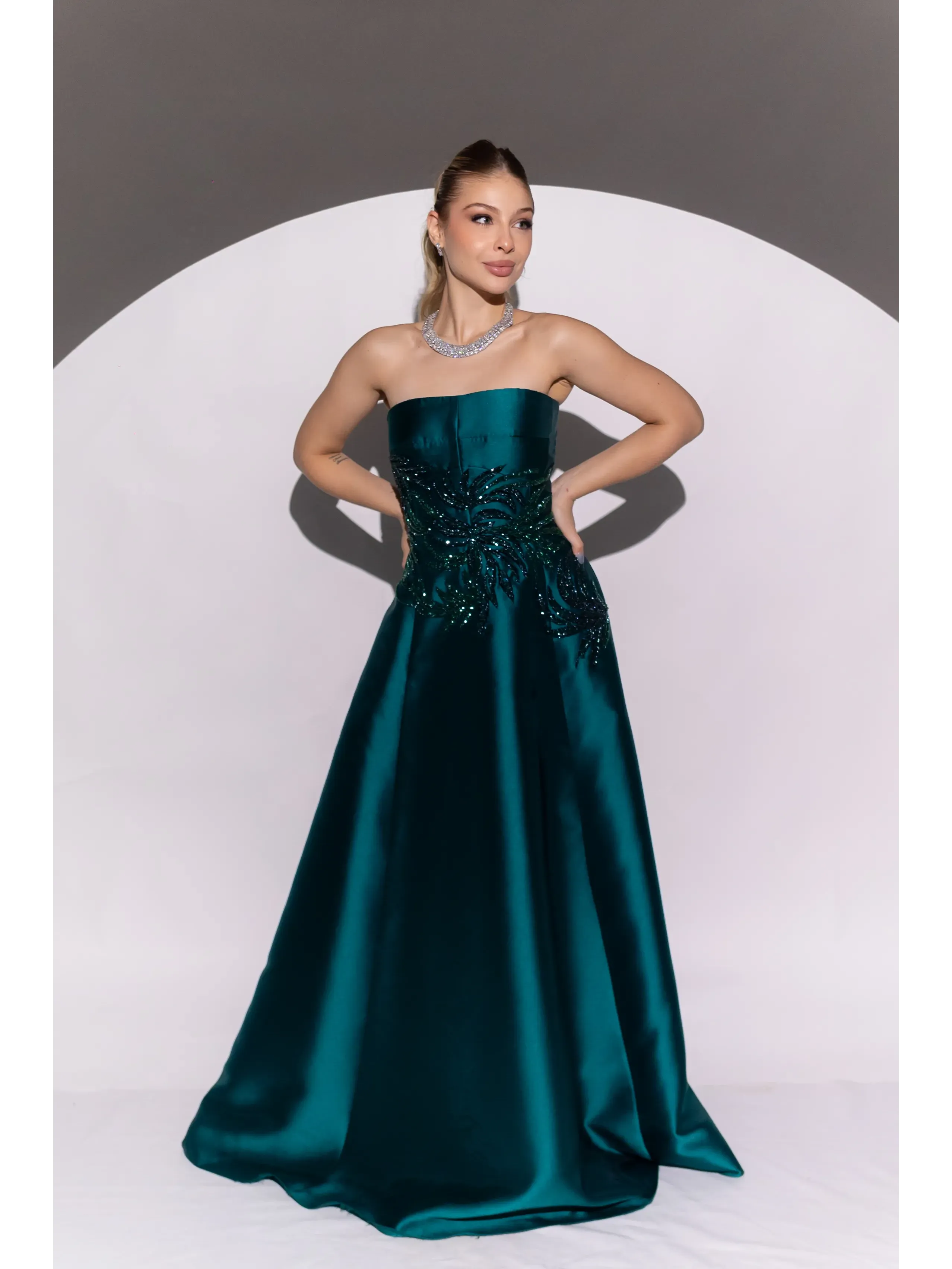 longo verde no tecido em zibeline modelo tomara que caia com busto bordado ASD991.webp