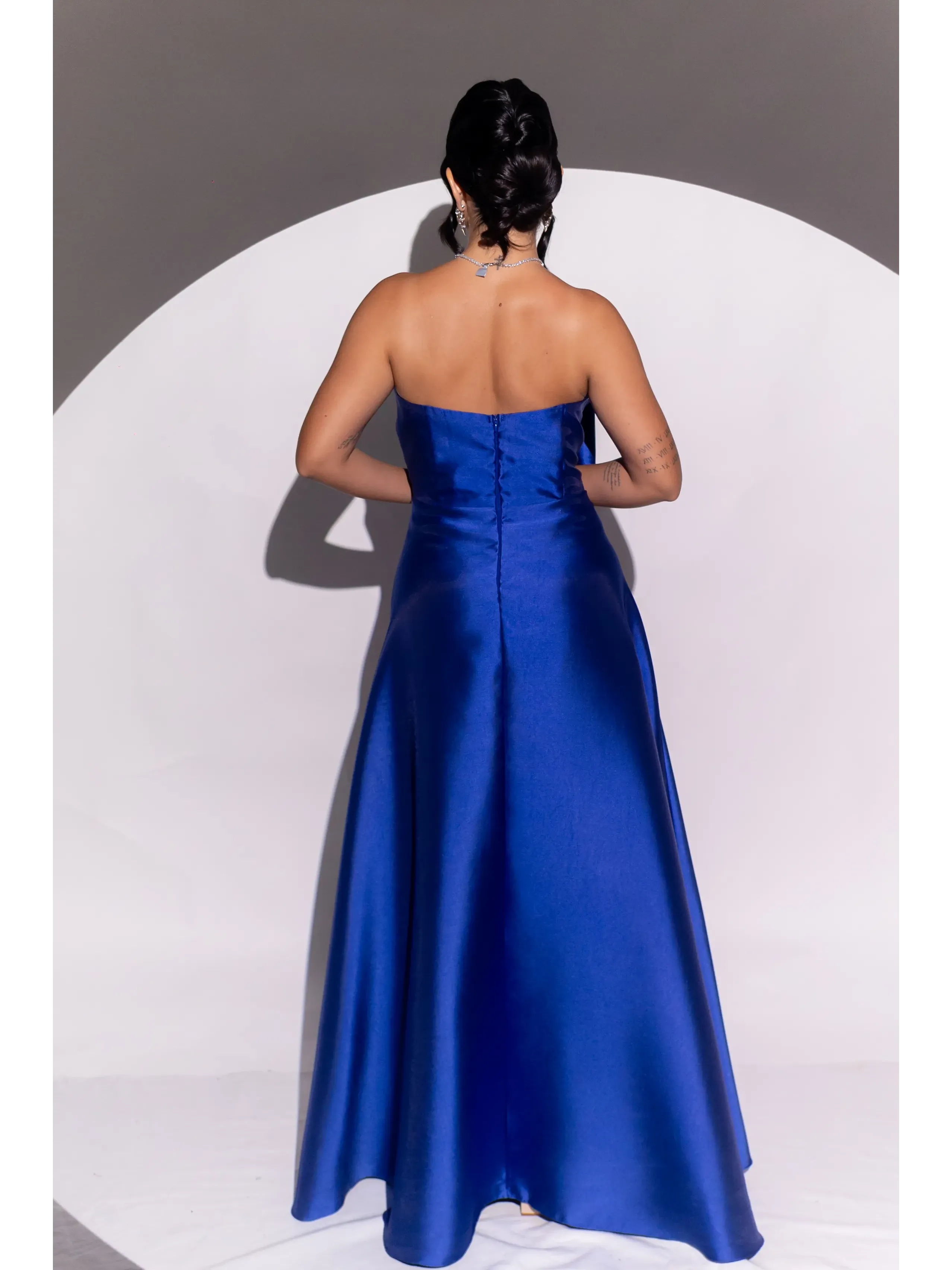 longo azul royal em zibeline no formato tomara que caia saia aberta com fenda IZ6.1.webp