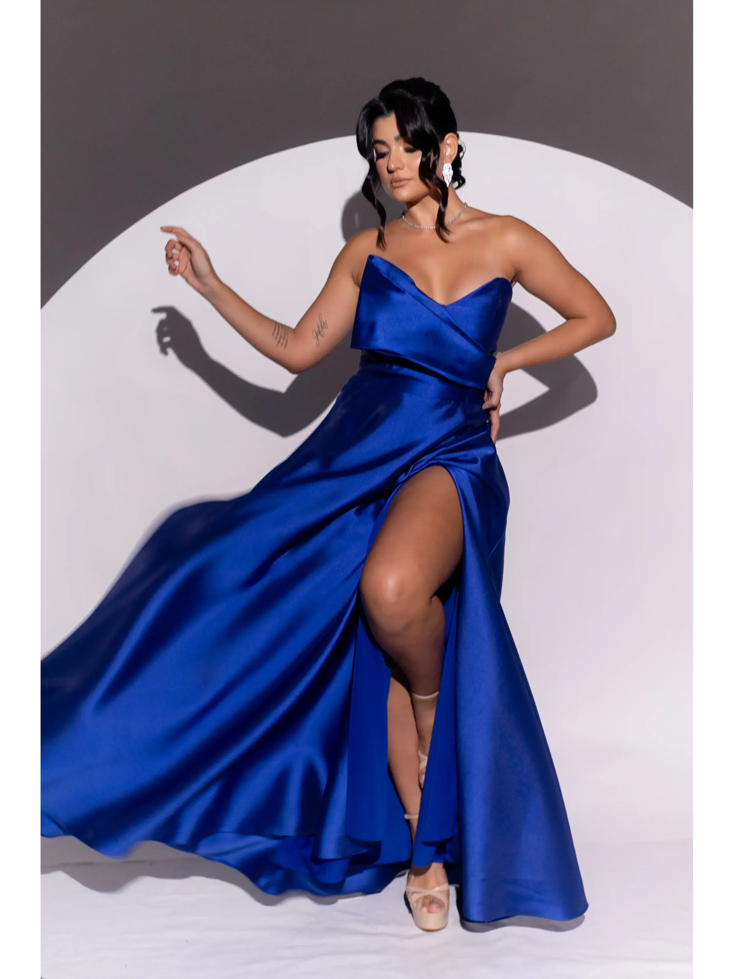 longo azul royal em zibeline no formato tomara que caia saia aberta com fenda IZ6.2.webp