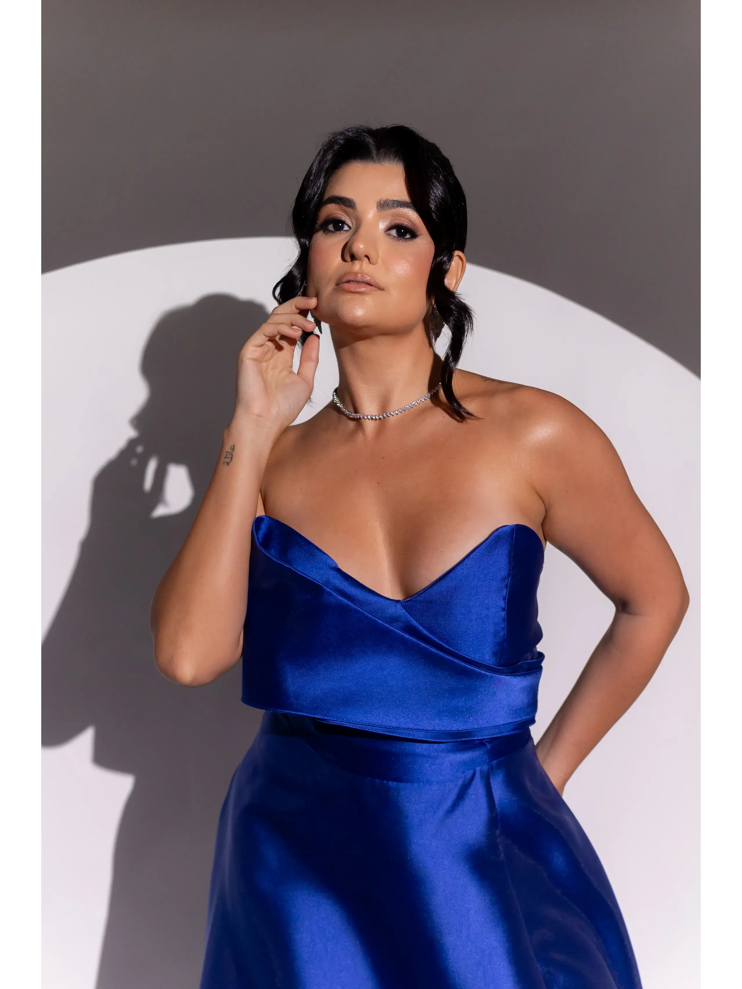 longo azul royal em zibeline no formato tomara que caia saia aberta com fenda IZ6.3.webp