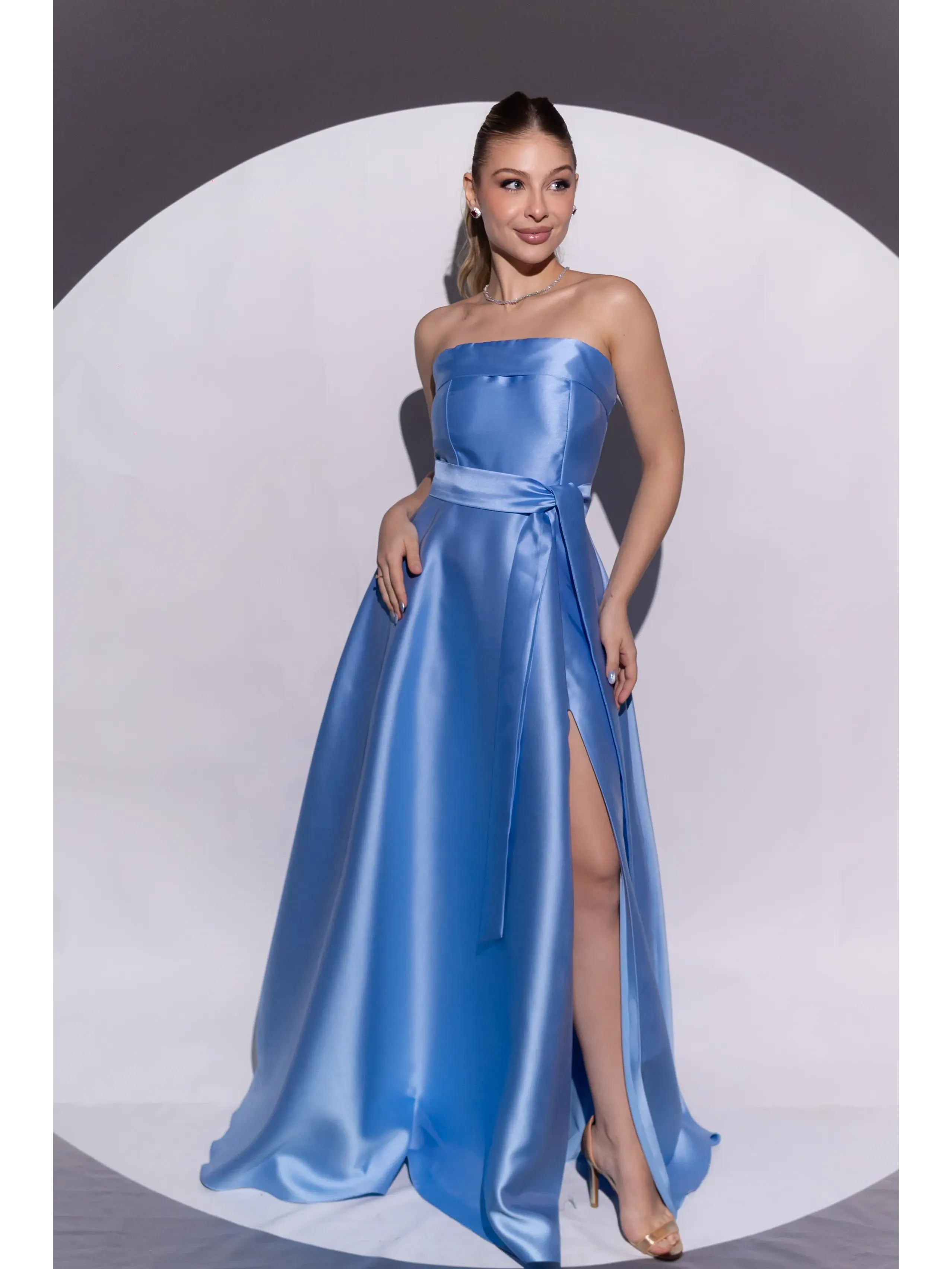 longo azul serenity modelo tomara que caia em afaiataria cinto e fenda LOREN41.3.webp