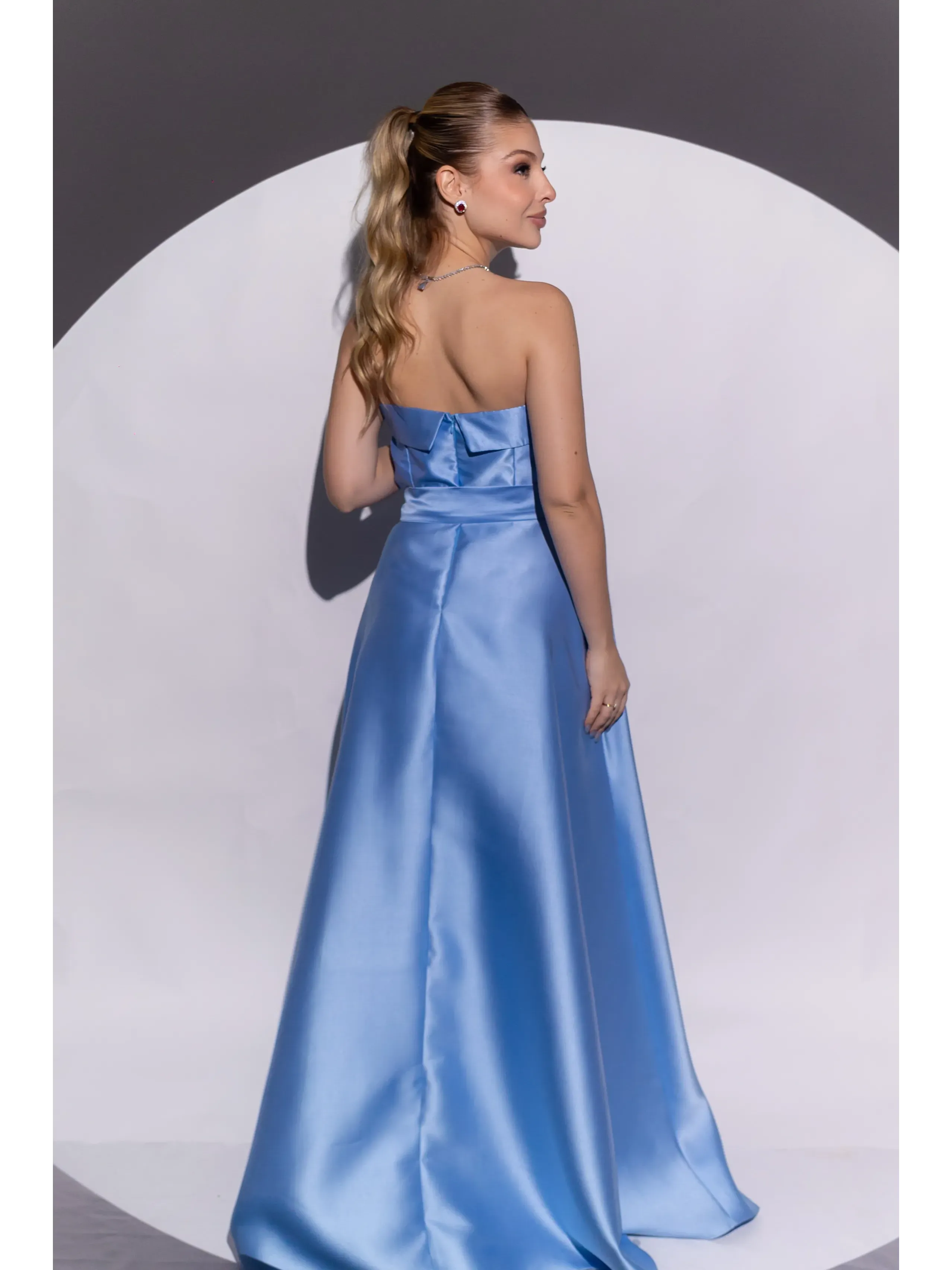 longo azul serenity modelo tomara que caia em afaiataria cinto e fenda LOREN41.2.webp