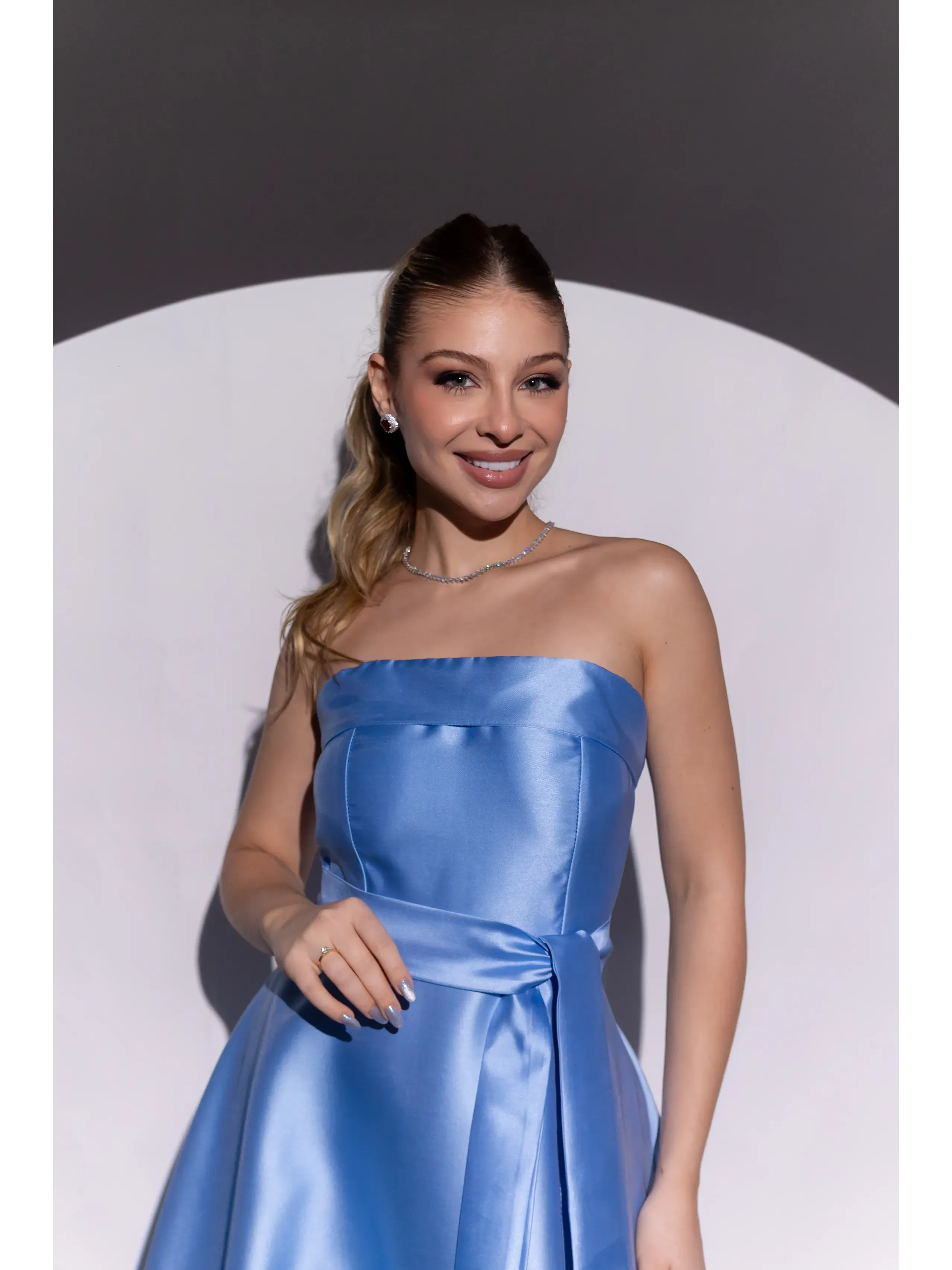 longo azul serenity modelo tomara que caia em afaiataria cinto e fenda LOREN41.1.webp