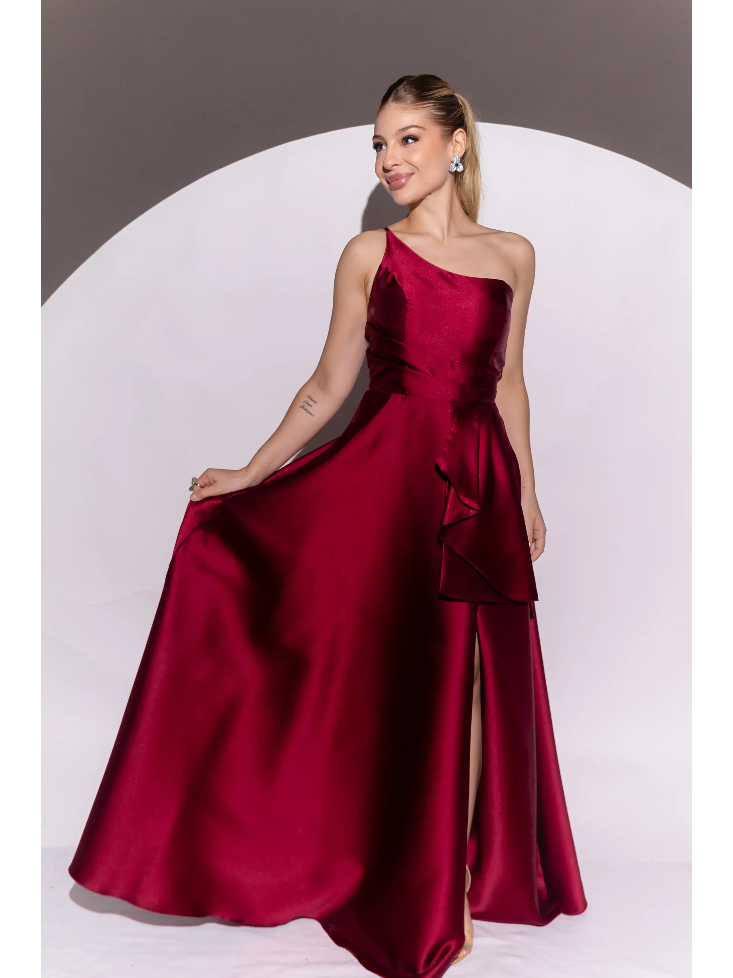 longo marsala modelo nula manga om tecido em zibeline lateral com volumetria e fenda IZ11.webp