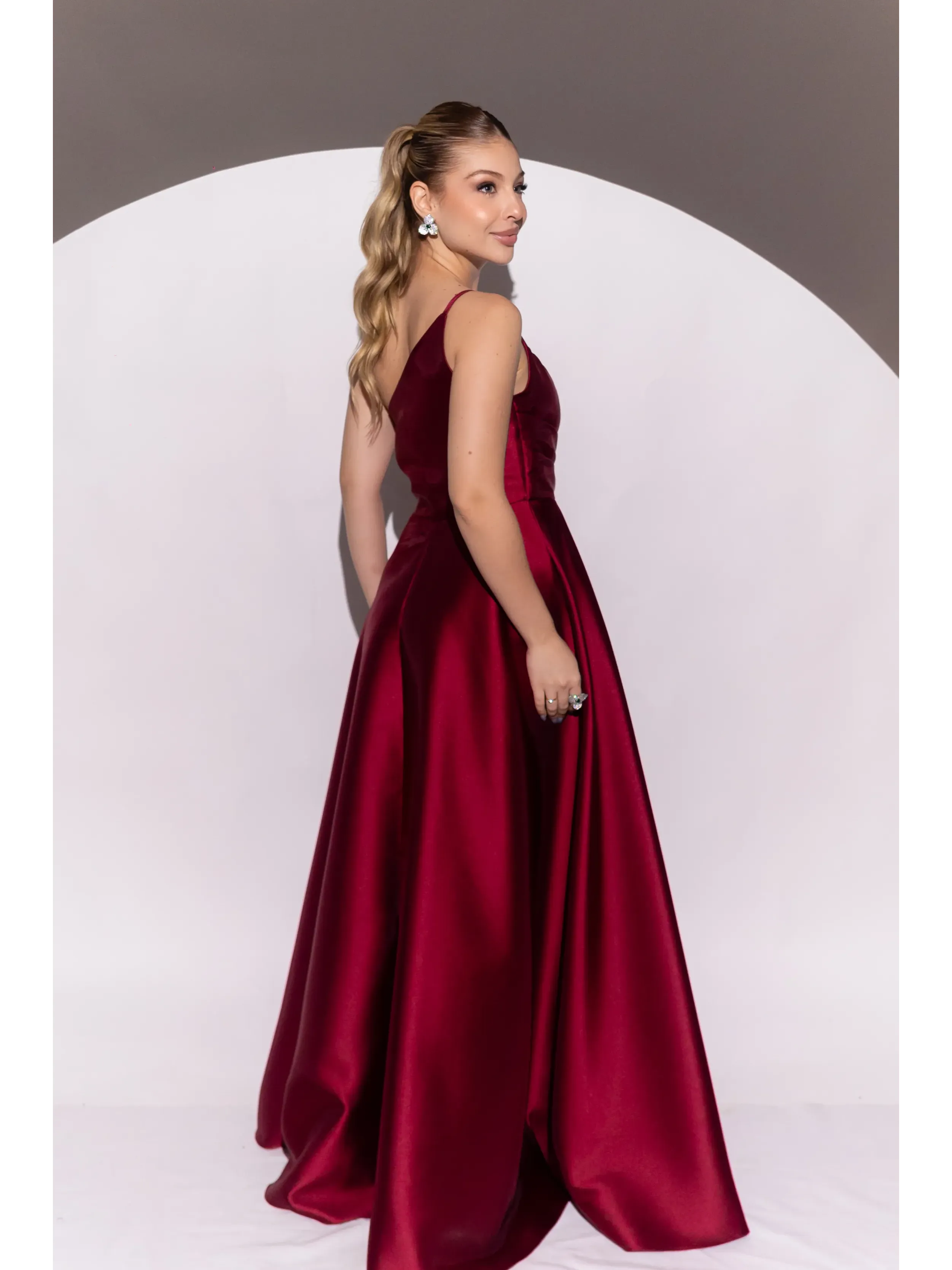 longo marsala modelo nula manga om tecido em zibeline lateral com volumetria e fenda IZ11.3.webp