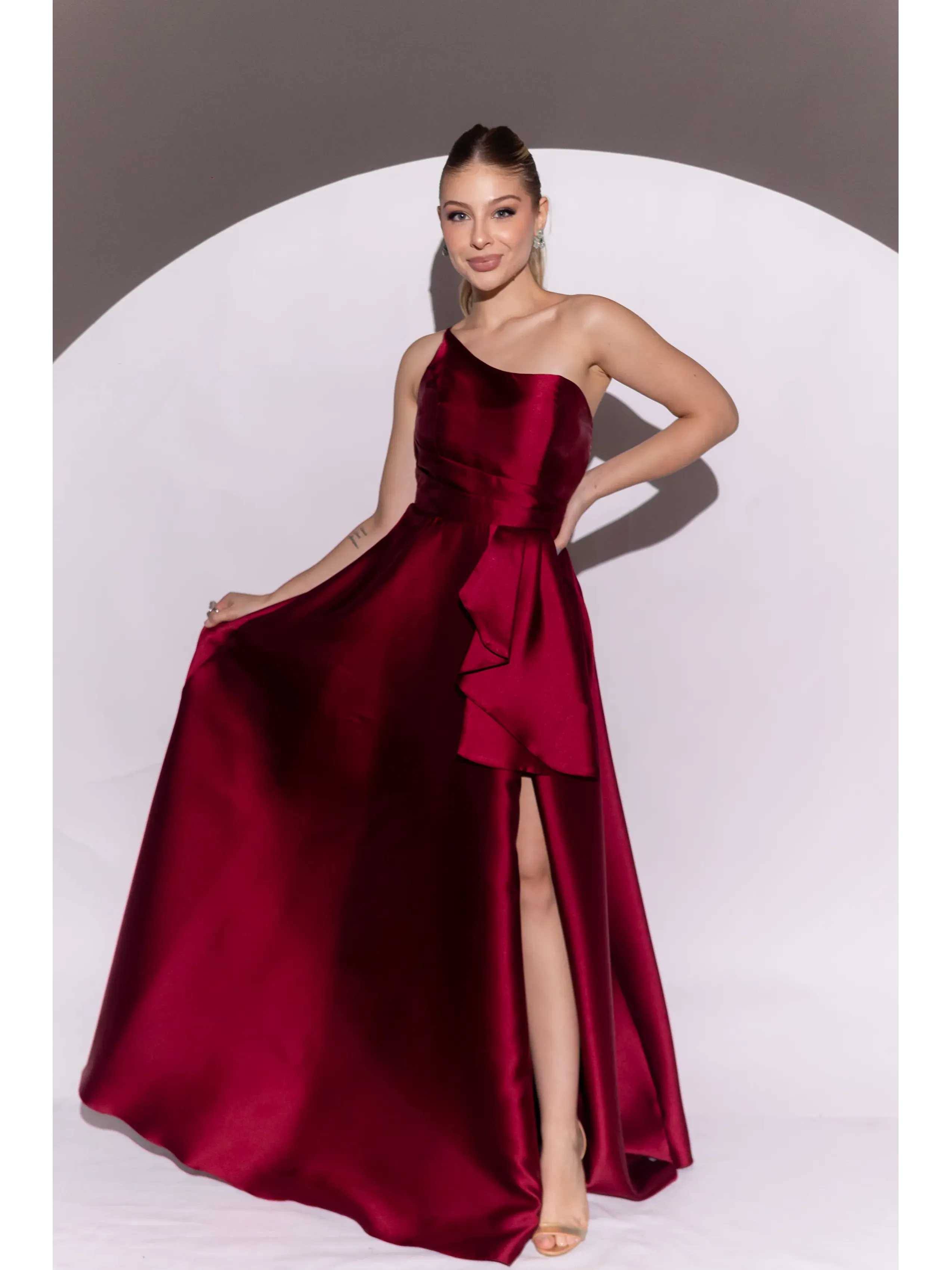longo marsala modelo nula manga om tecido em zibeline lateral com volumetria e fenda IZ11.2.webp