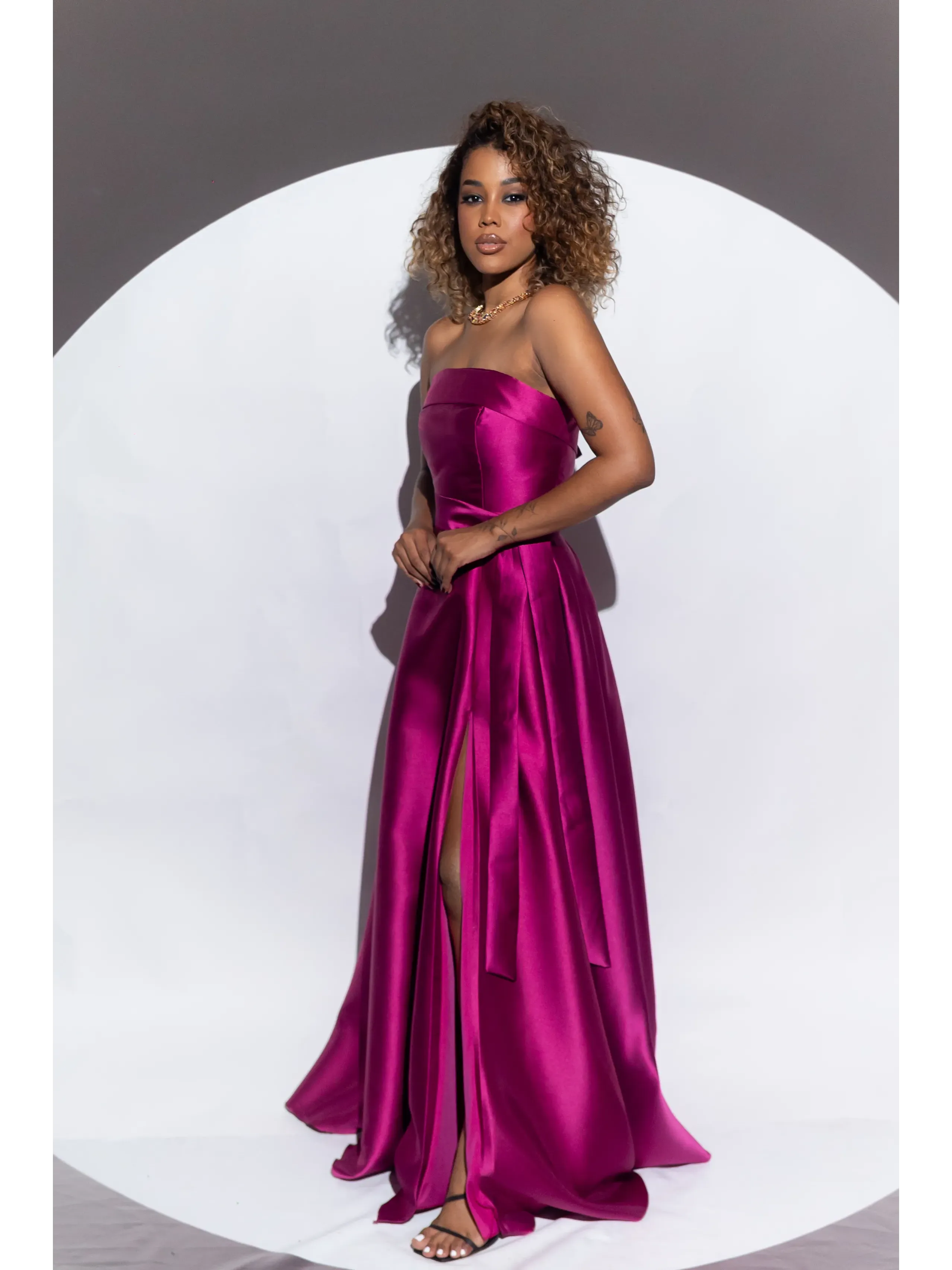 longo fucsia modelo tomara que caia em alfaiataria com cinto e fenda LOREN21.webp