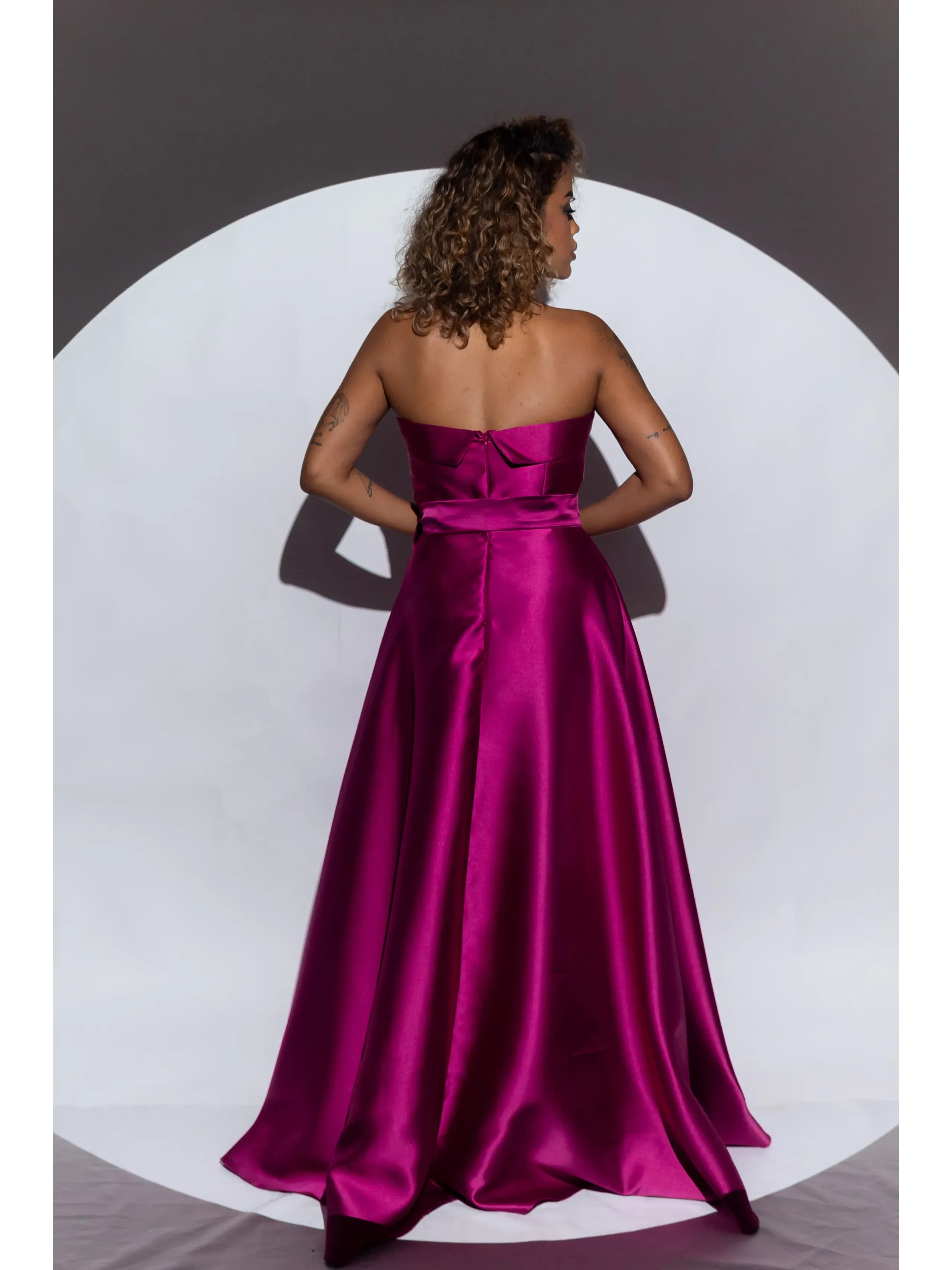 longo fucsia modelo tomara que caia em alfaiataria com cinto e fenda LOREN21.3.webp