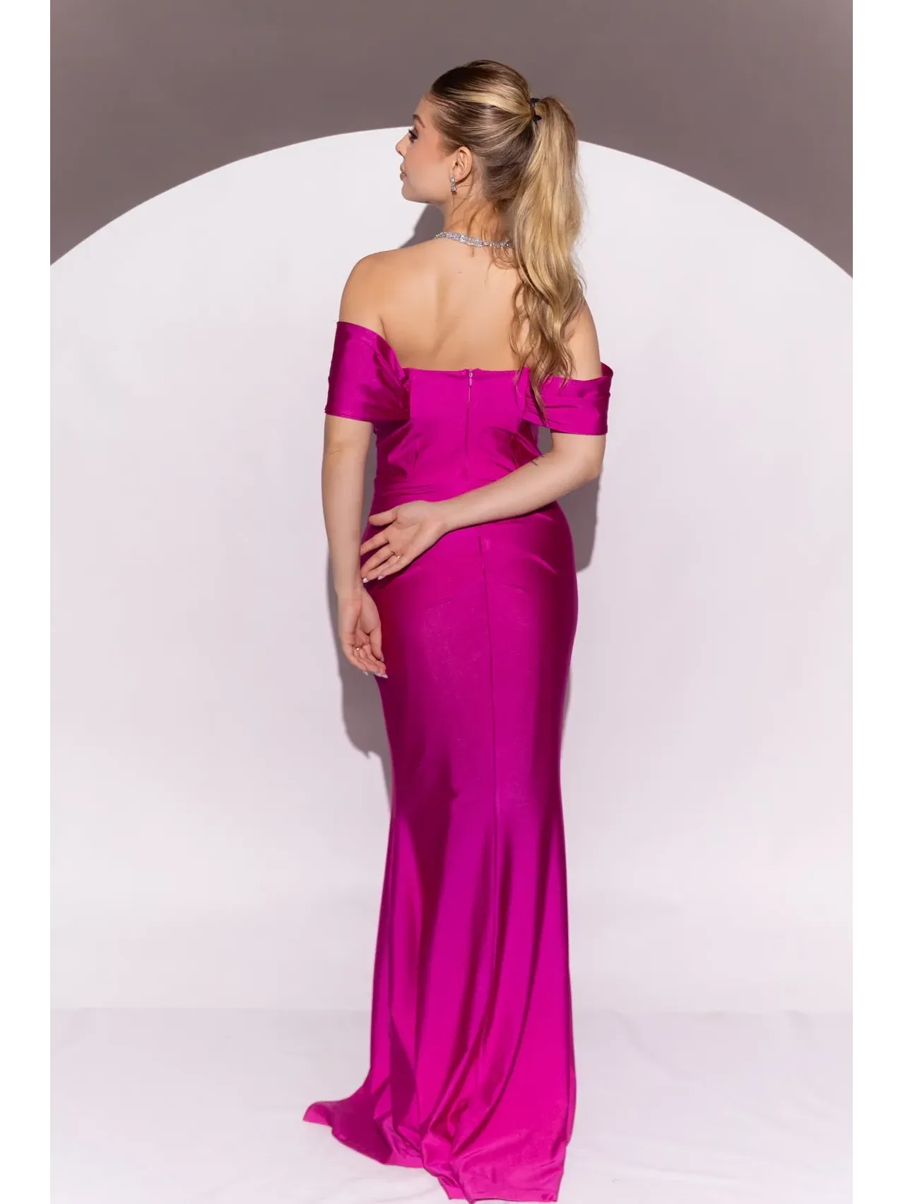 longo fucsia ombro a ombro formato sereia e fenda ASD1029.2.webp