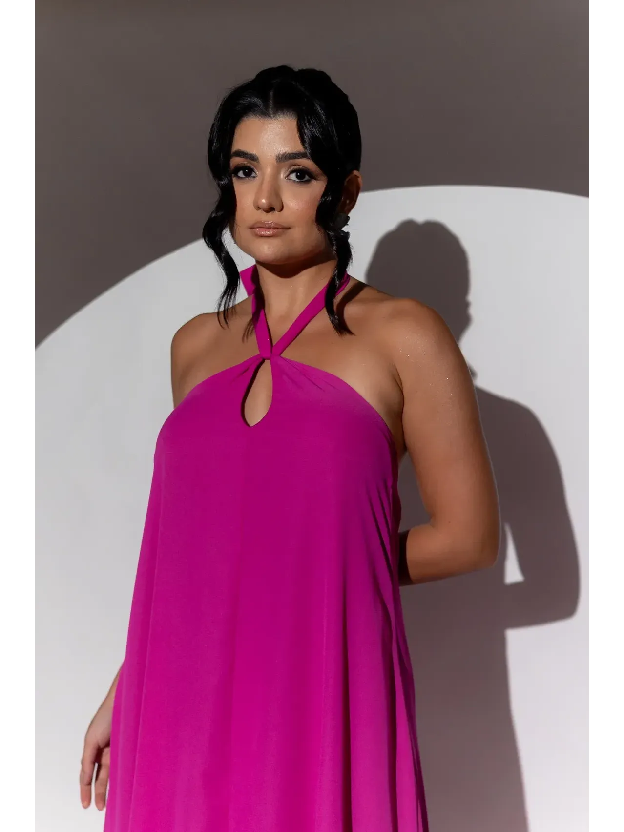 longo fucsia liso com frente única e alça cruzada.1.webp