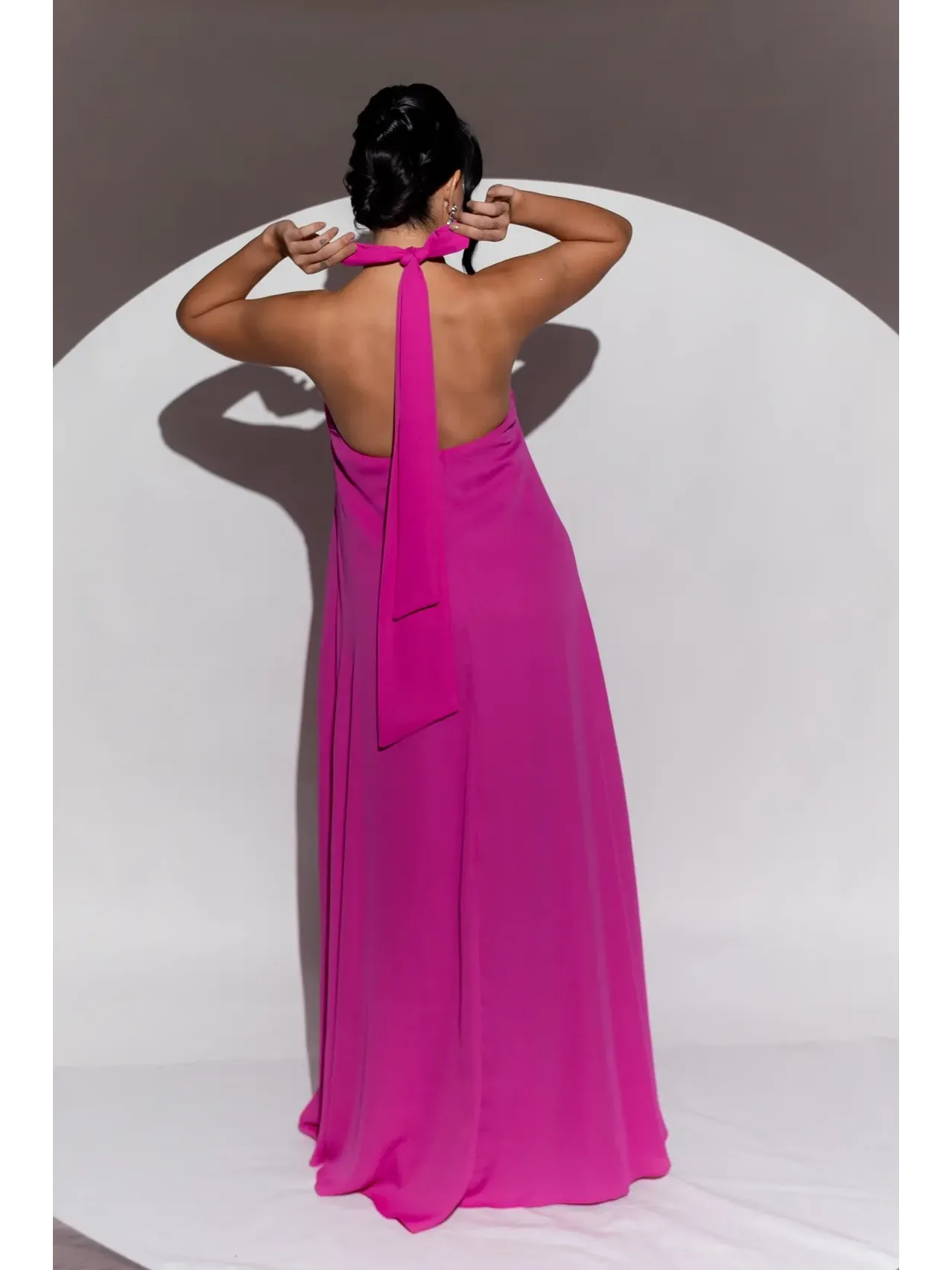 longo fucsia liso com frente única e alça cruzada.2.webp