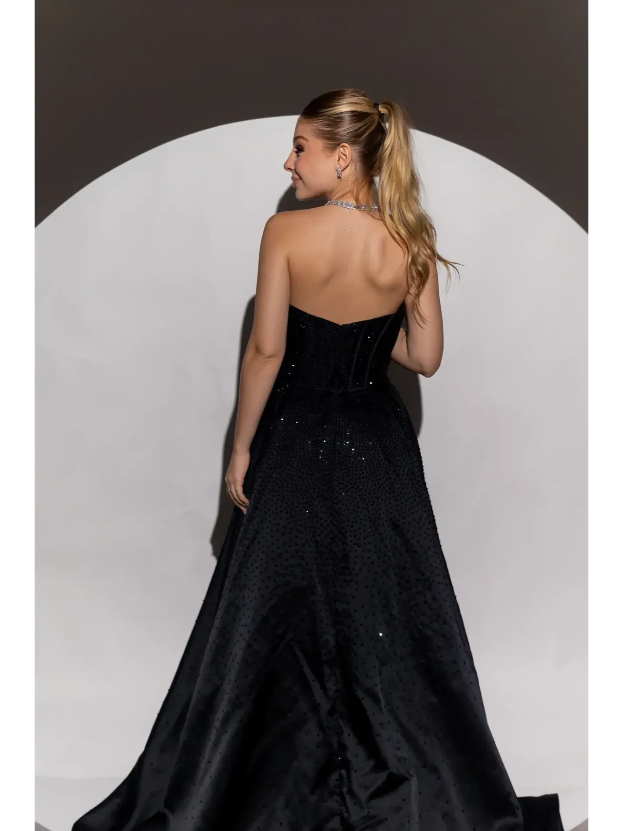 ongo preto em cristais italianos modelo tomara que caia e laço no busto com saia formato princesa.2.webp