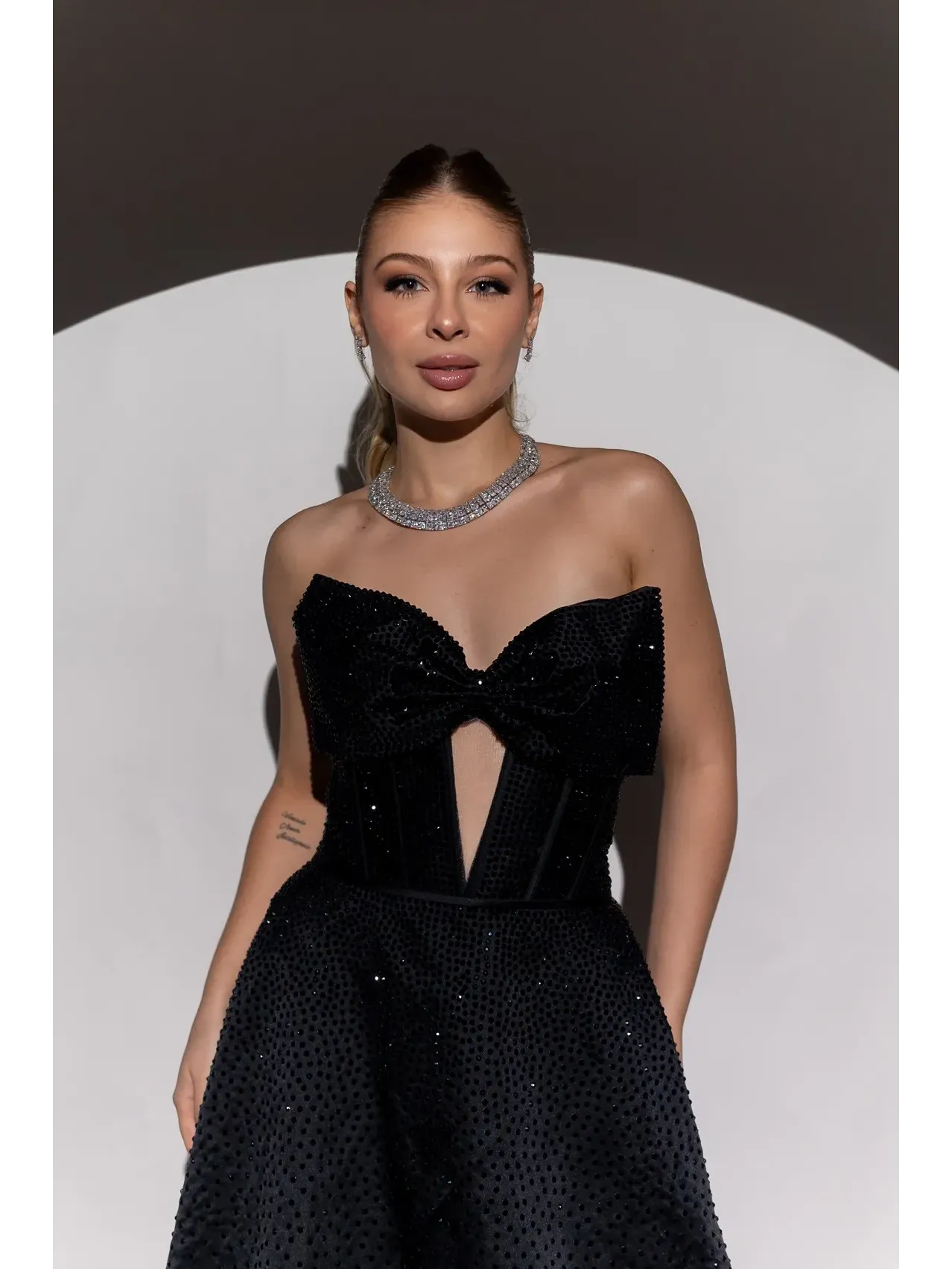 ongo preto em cristais italianos modelo tomara que caia e laço no busto com saia formato princesa LOREN40.webp