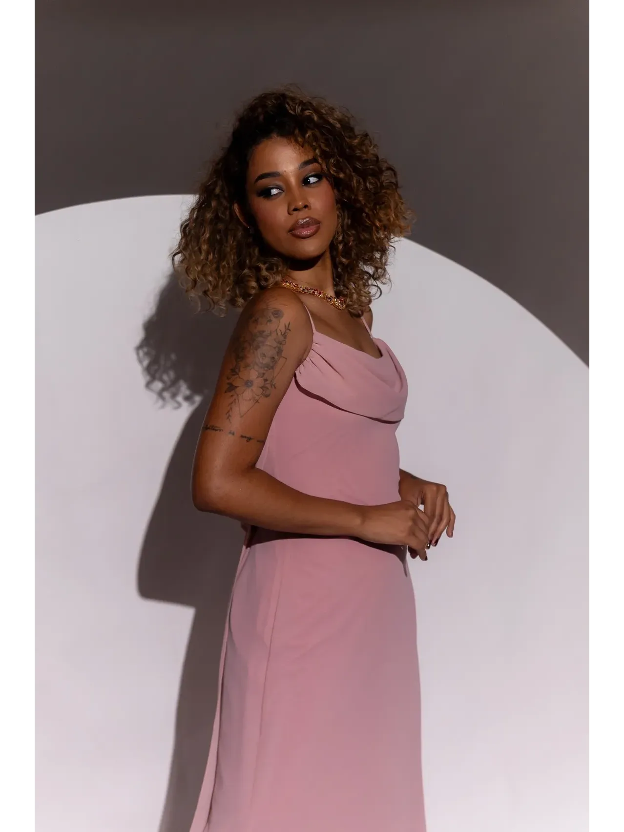 longo rose com alça fina nos ombros liso com decote decagê ASD1022.1.webp