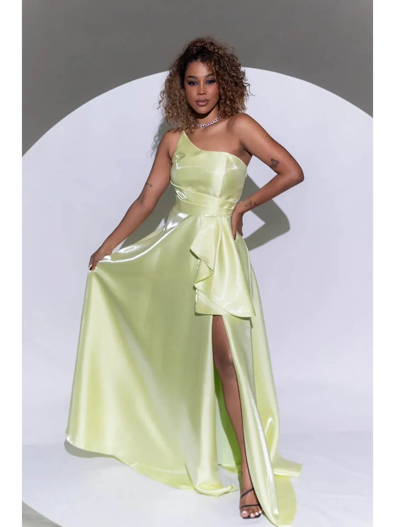 longo verde lima modelo nula manga no tecido em zibeline glow e fenda LOREN37.webp