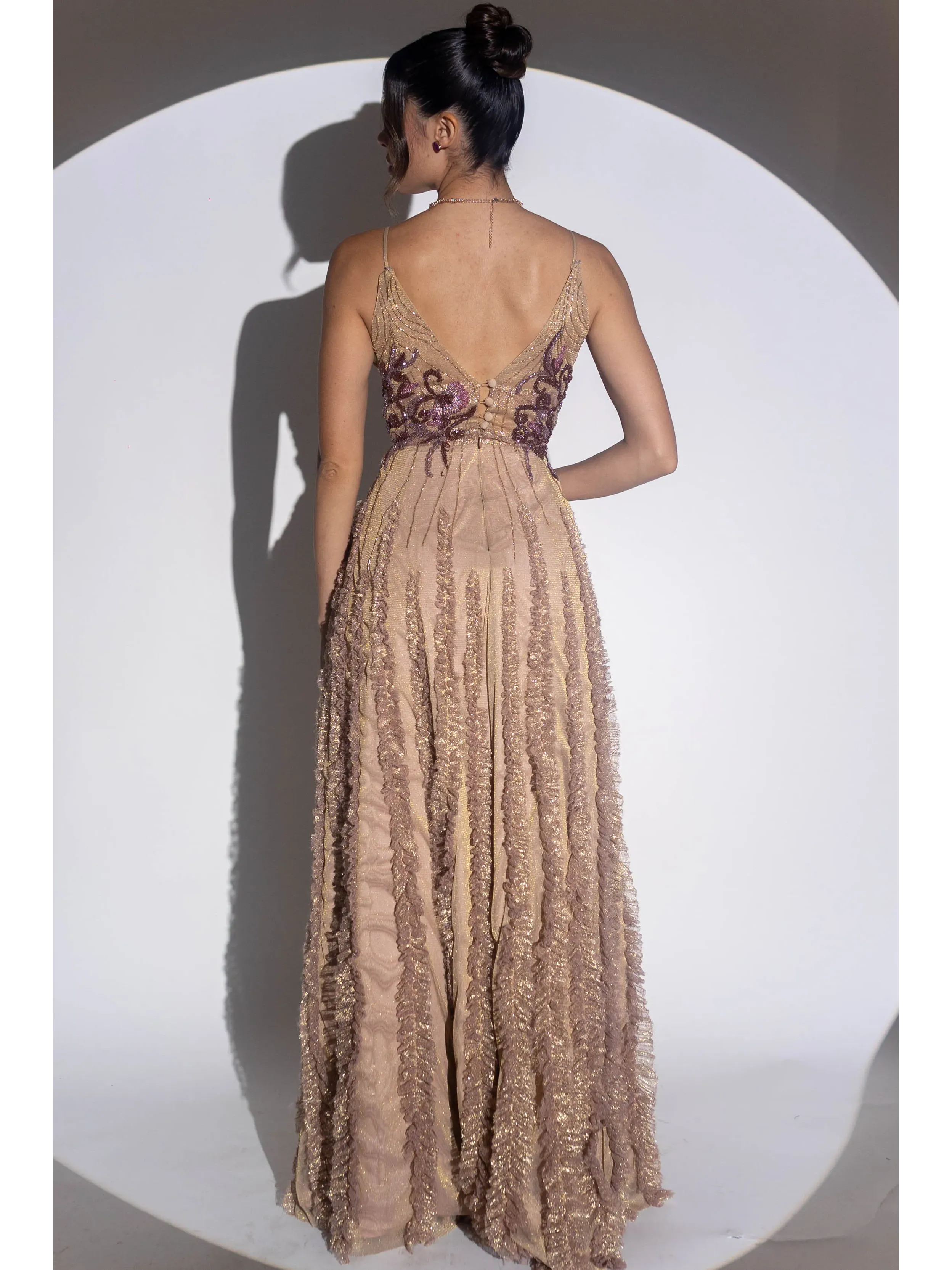 longo dourado com bordado roxo no busto decote e saia com volumetria ASD888.1.webp