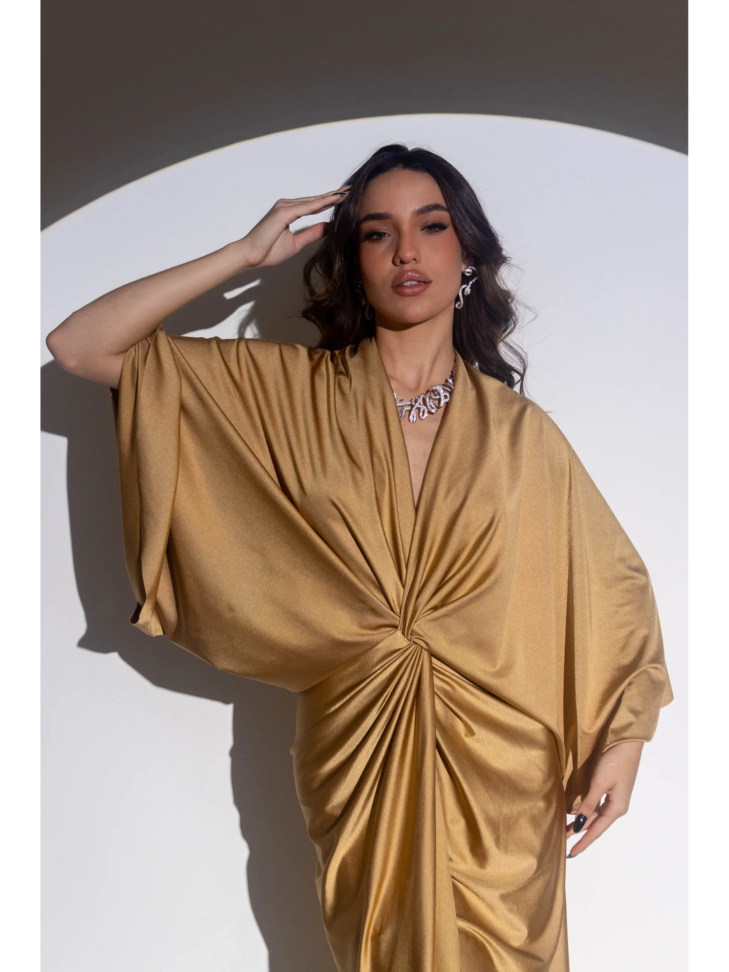 longo dourado manga morcego com nó na cintura e saia com fenda modelo Easy Fit RAJ49.2.webp