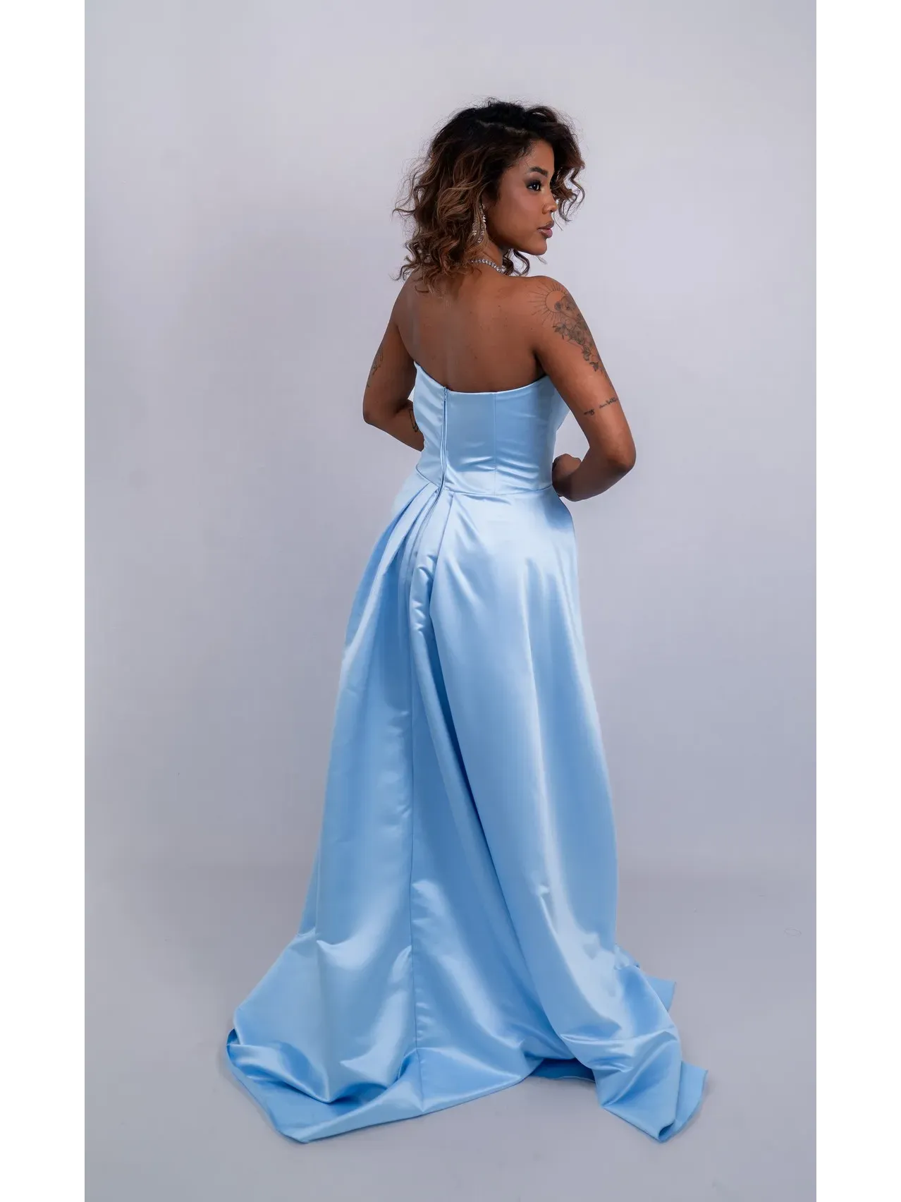 Vestido de festa longo azul serenity com cetim duchesse no modelo tomara que caia e sobressaia  ASDSP76.2.webp