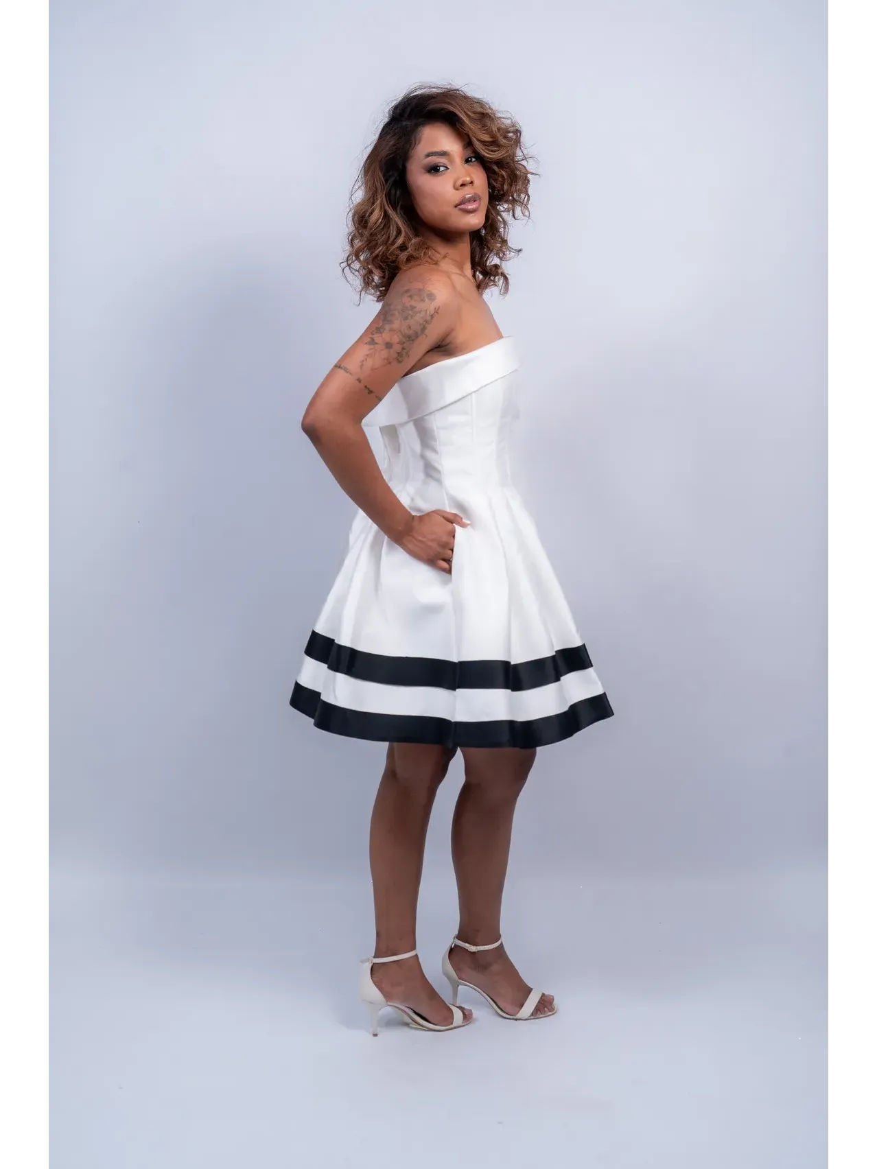 Vestido de festa curto branco em zibeline tomara que caia com corset saia pregada e listras pretas na barra ASDSP108.2.webp