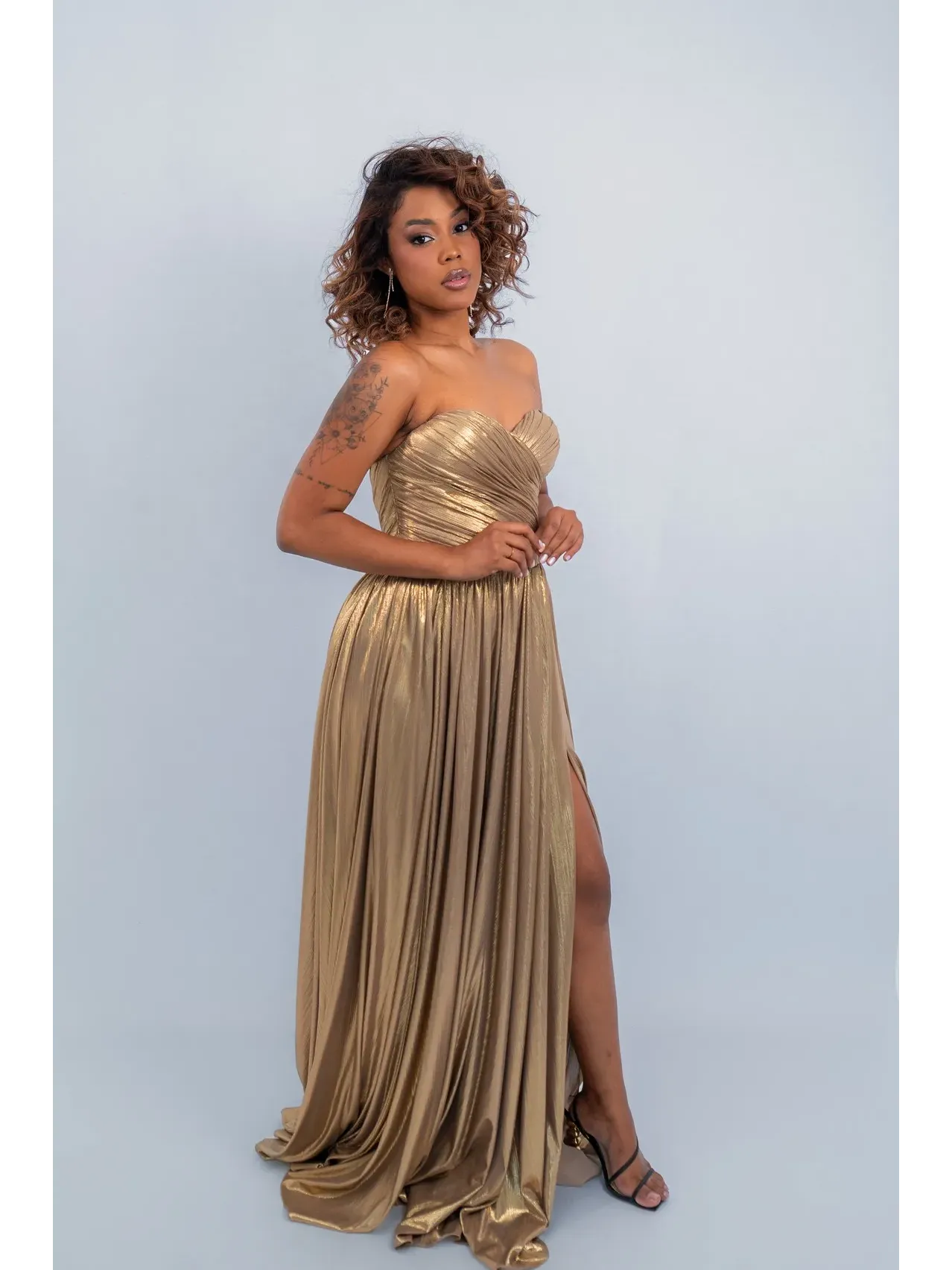 Vestido de festa longo dourado tomara que caia bsto decote coração drapeado saia com fenda ASDSP58.1.webp