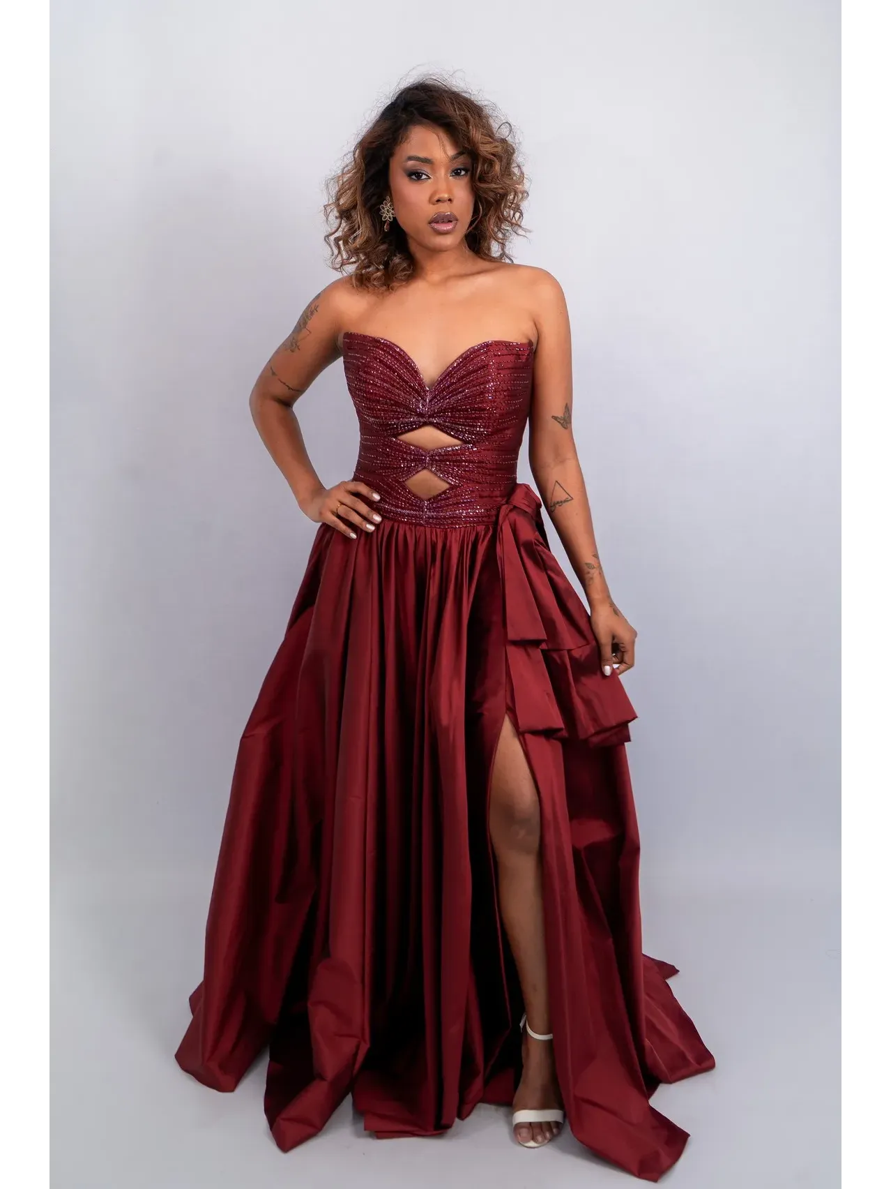 Vestido de festa longo marsala em tafeta tomara que caia decote coração busto bordado detalhe laço lateral saia com fenda ASDSP41.webp