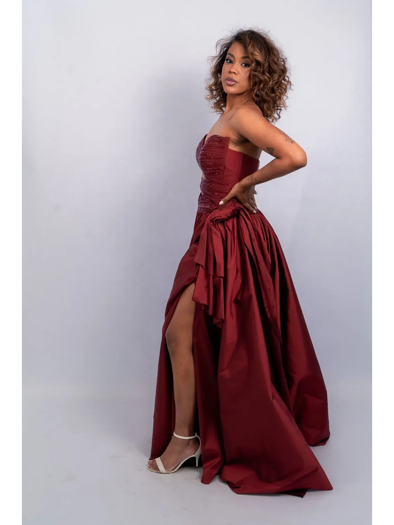 Vestido de festa longo marsala em tafeta tomara que caia decote coração busto bordado detalhe laço lateral saia com fenda ASDSP41.2.webp