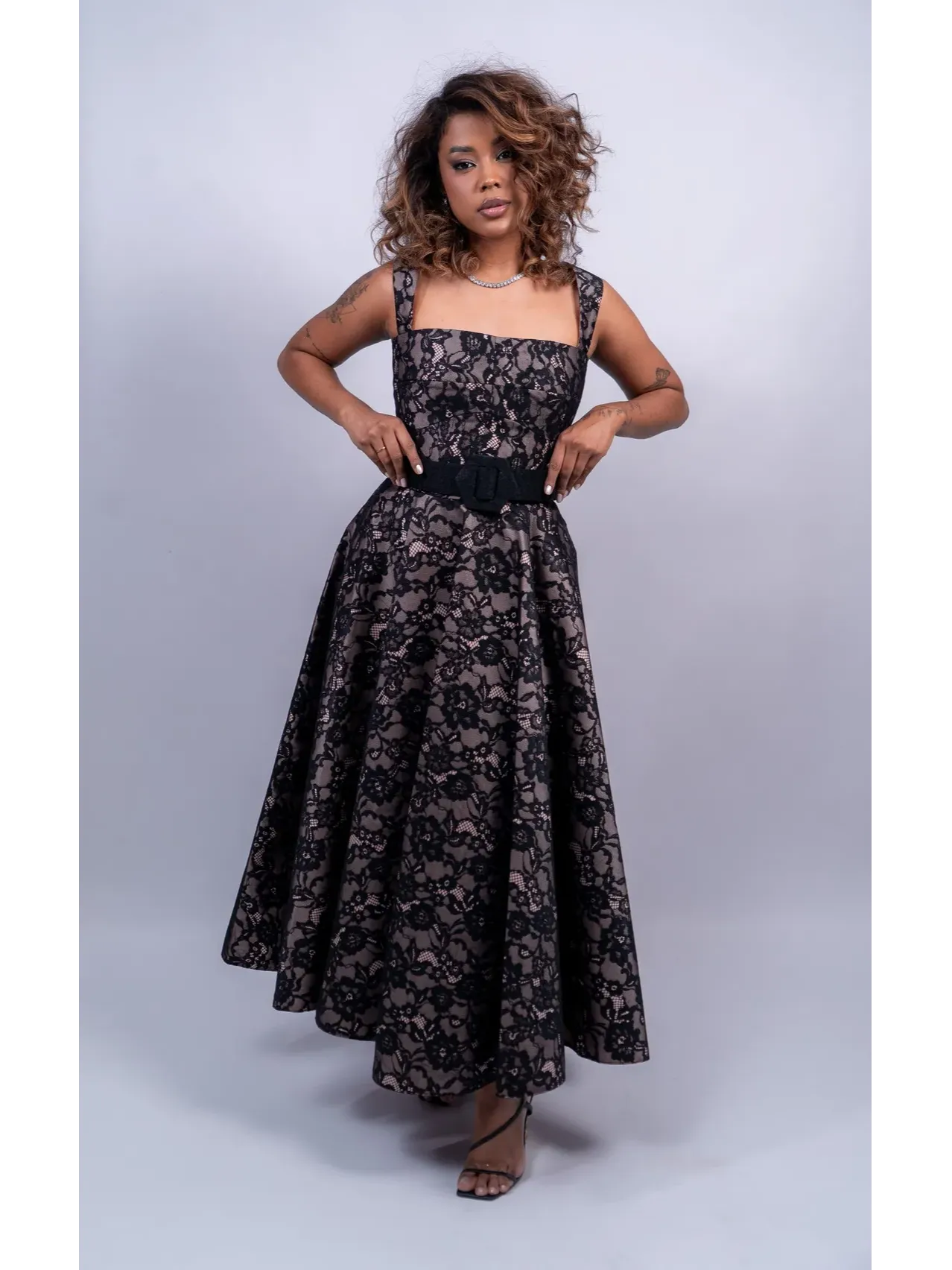 Vestido de festa midi em renda preta com forro rosê saia godê alça larga e cinto hexagonal preto com bolso ASDSP101.3.webp