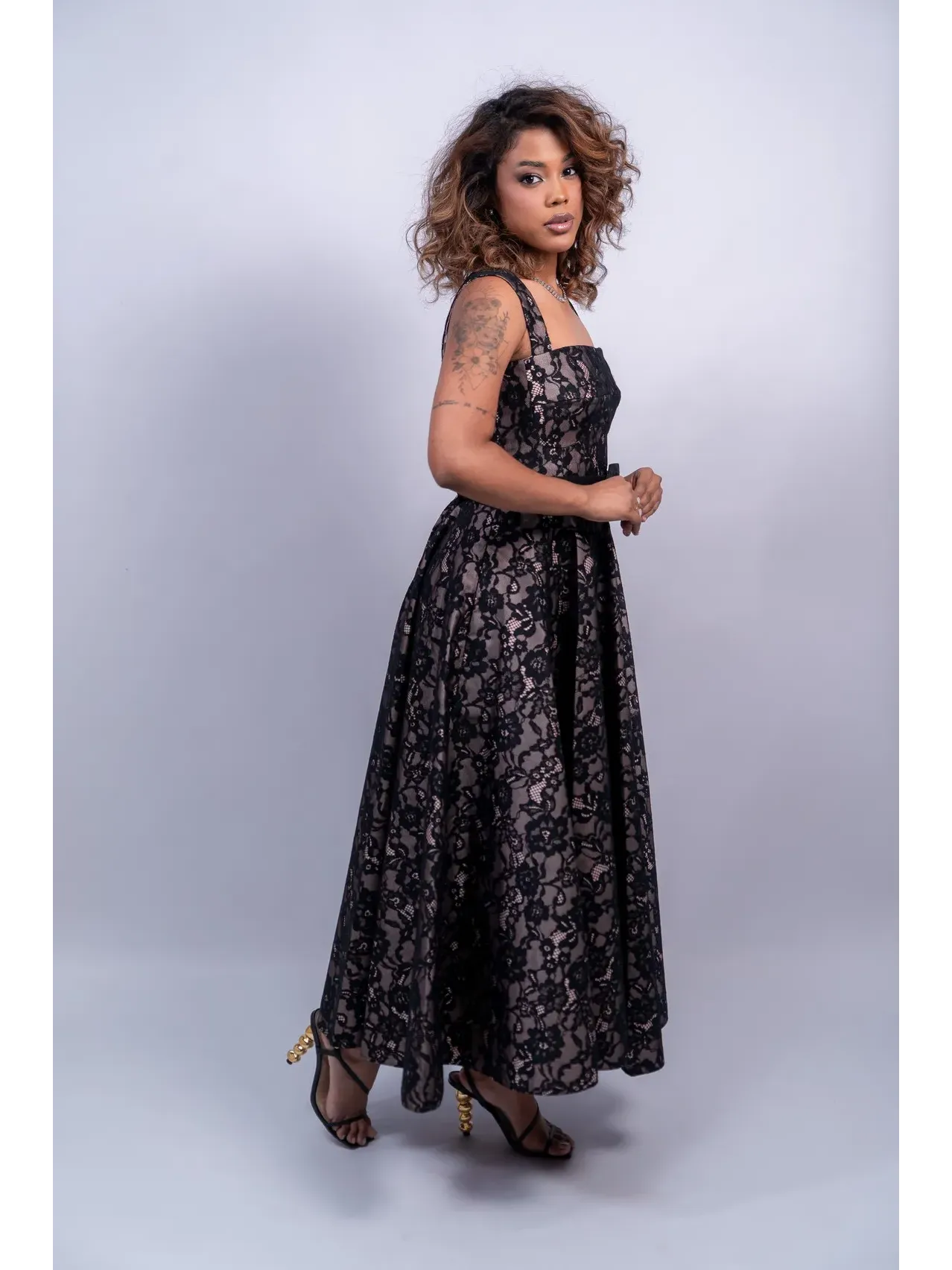 Vestido de festa midi em renda preta com forro rosê saia godê alça larga e cinto hexagonal preto com bolso ASDSP101.1.webp