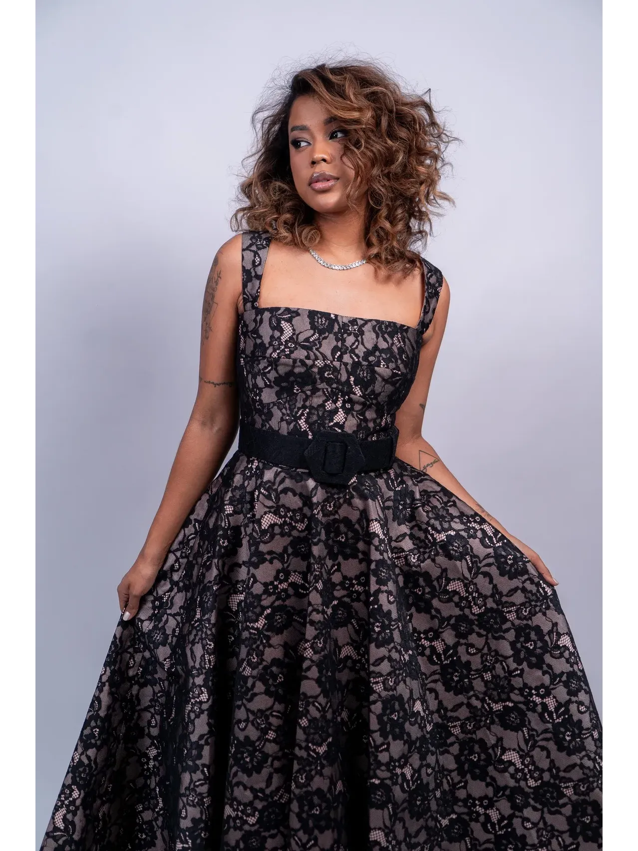 Vestido de festa midi em renda preta com forro rosê saia godê alça larga e cinto hexagonal preto com bolso ASDSP101.2.webp